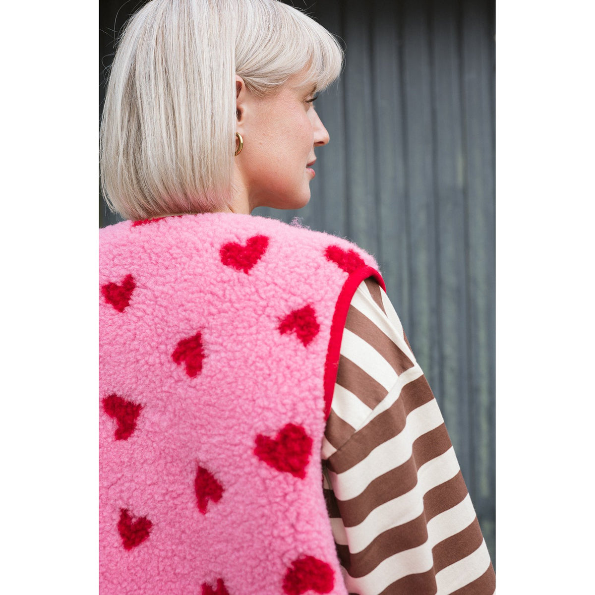 Alwero bodywarmer dames roze met rode hartenprint, achteraanzicht met gestreepte mouw zichtbaar