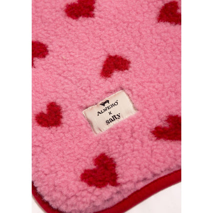 Alwero X Salty wollen deken in roze met rode hartjes patroon, close-up van label op textuur