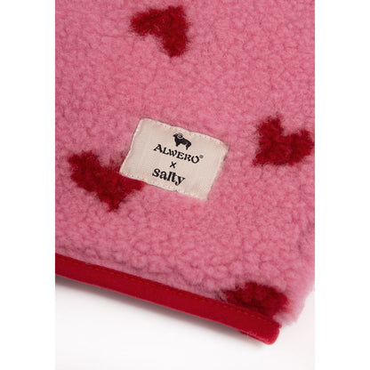 Alwero X Salty dames bodywarmer in roze wol met rode vlekkenpatroon, labeldetail close-up