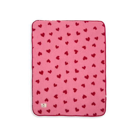 Alwero wollen deken Thumbled in roze met rode hartjes patroon, rechthoekig formaat vanaf bovenaanzicht