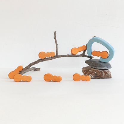 Avdar houten ant house blokken set: sculptuur van takken met oranje mierenfiguren en blauwe details op steenvoet