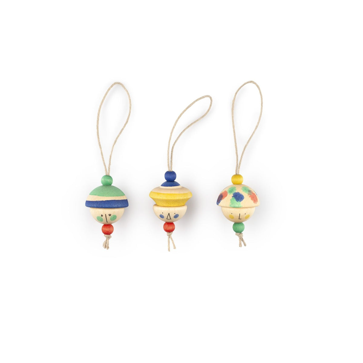 Drie houten hangers KIND FOLKS met poppenkoppen en gekleurde details op rij tegen witte achtergrond