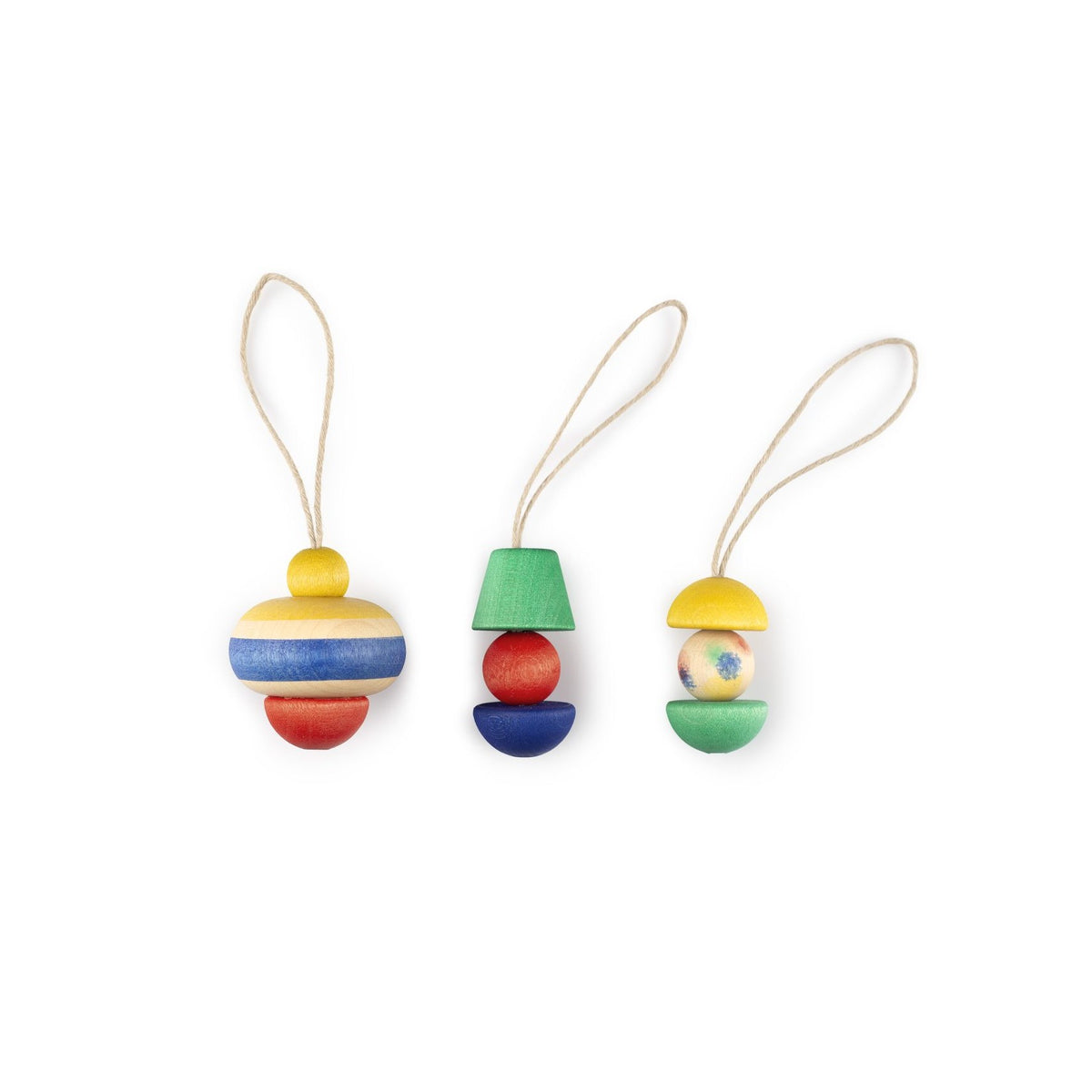 Drie houten hangers No9 PURE SHINE met kleurige geometrische vormen en touw, tegen witte achtergrond
