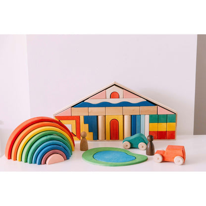 Avdar Big Block Set houten bouwblokken: complete opstelling met regenboog, huisblokken, poppetjes en auto's op witte achtergrond