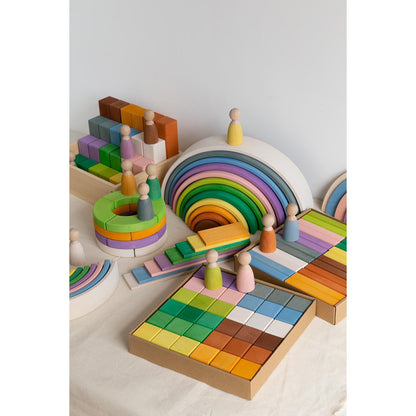 Avdar grote regenboog stacker met 12 houten bogen, kleurrijke blokken en houten figuren in overzichtsfoto.