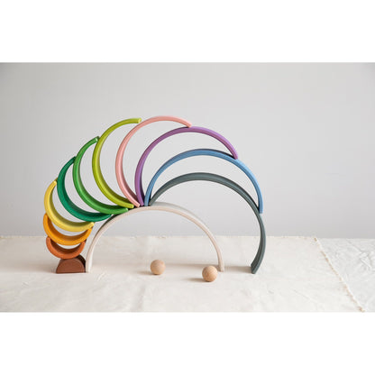 Avdar houten regenboog stacker met 12 gekleurde bogen in opstelling, twee houten balletjes ernaast