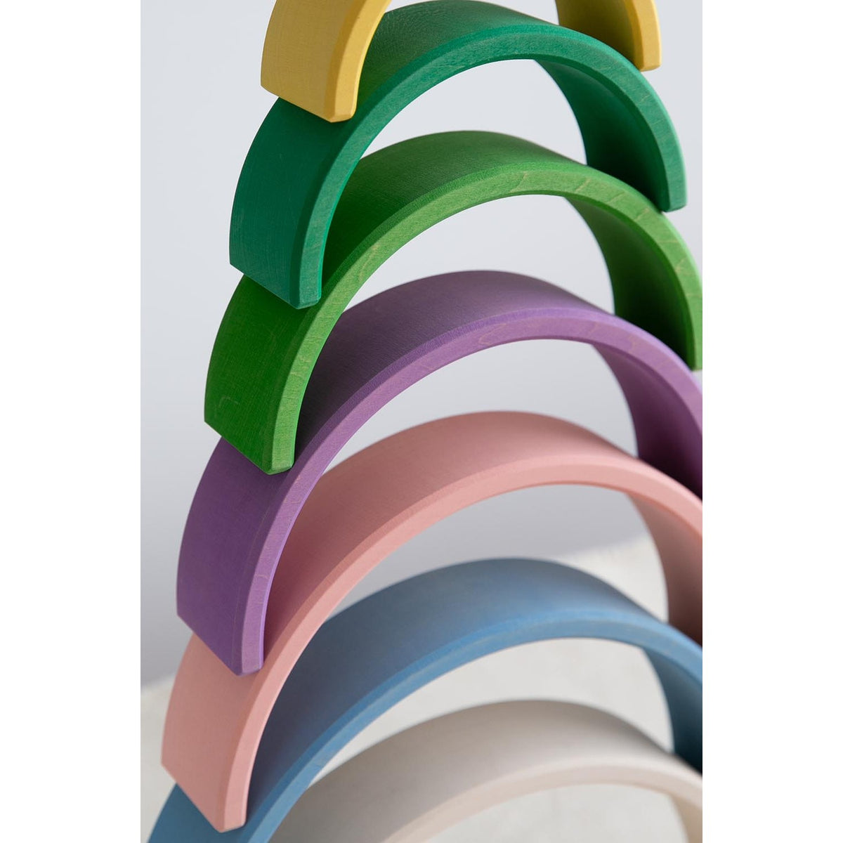 Avdar houten regenboog stacker Large met 12 gekleurde bogen gestapeld in verticaal perspectief
