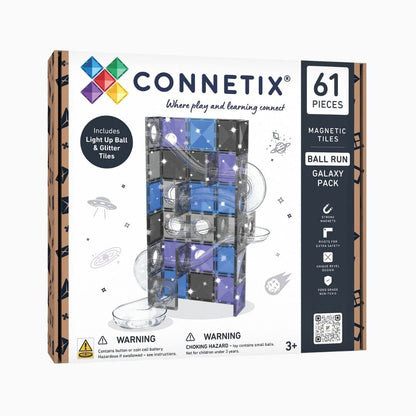 Connetix Ball Run Galaxy 61 magnetische tegels knikkerbaan set in verpakking, schuin aanzicht met gebouwde toren en gloeiende knikkers