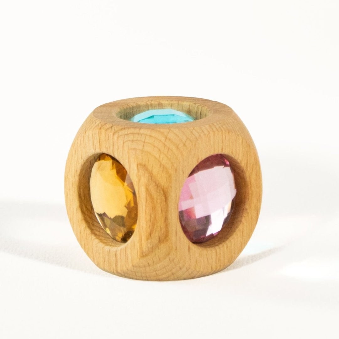 Bauspiel Magic Cube sensorische speelkubus met gekleurde kristallen in ronde houten vorm, frontaanzicht
