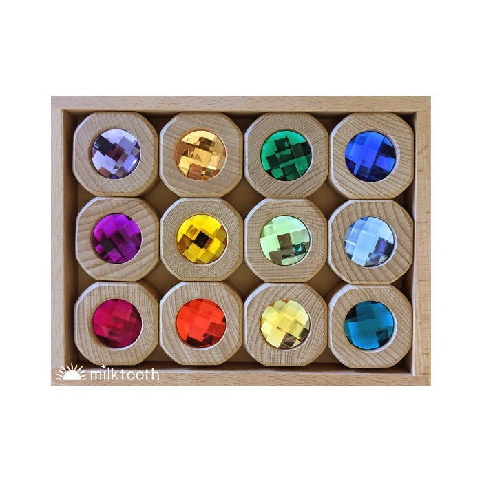 Papoose Toys houten sorteerdoos met 12 gekleurde kristallen goethe set in bovenaanzicht