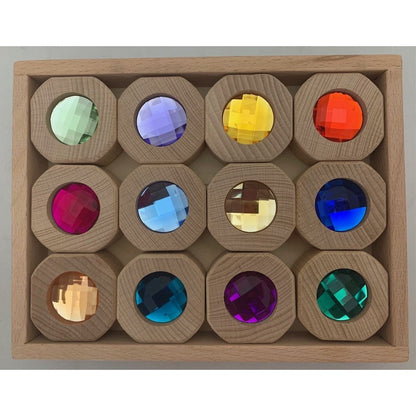 Papoose Toys houten sorteerdoos met 12 gekleurde kristallen in octagonale vakken, bovenaanzicht
