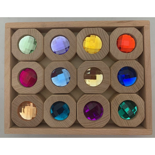 Papoose Toys houten sorteerdoos met 12 gekleurde kristallen in octagonale vakken, bovenaanzicht