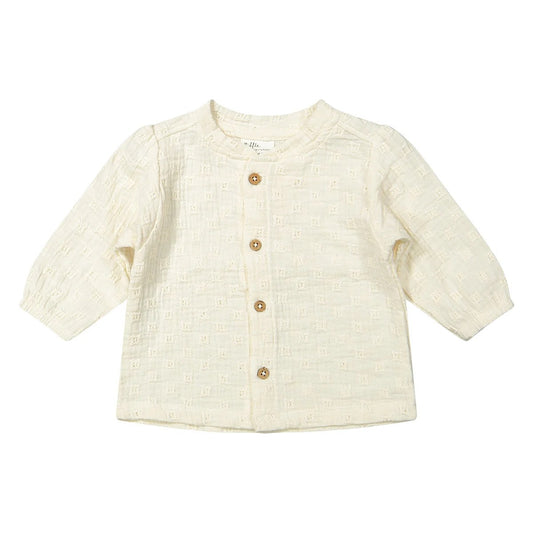 Riffle Amsterdam blouse met geborduurd patroon, frontal gelegd tegen witte achtergrond, houten knoopdetails zichtbaar