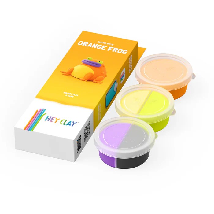 HEY CLAY boetseerklei set Oranje Kikker met verpakking en drie potjes klei in verschillende kleuren, aanzicht van schuin.