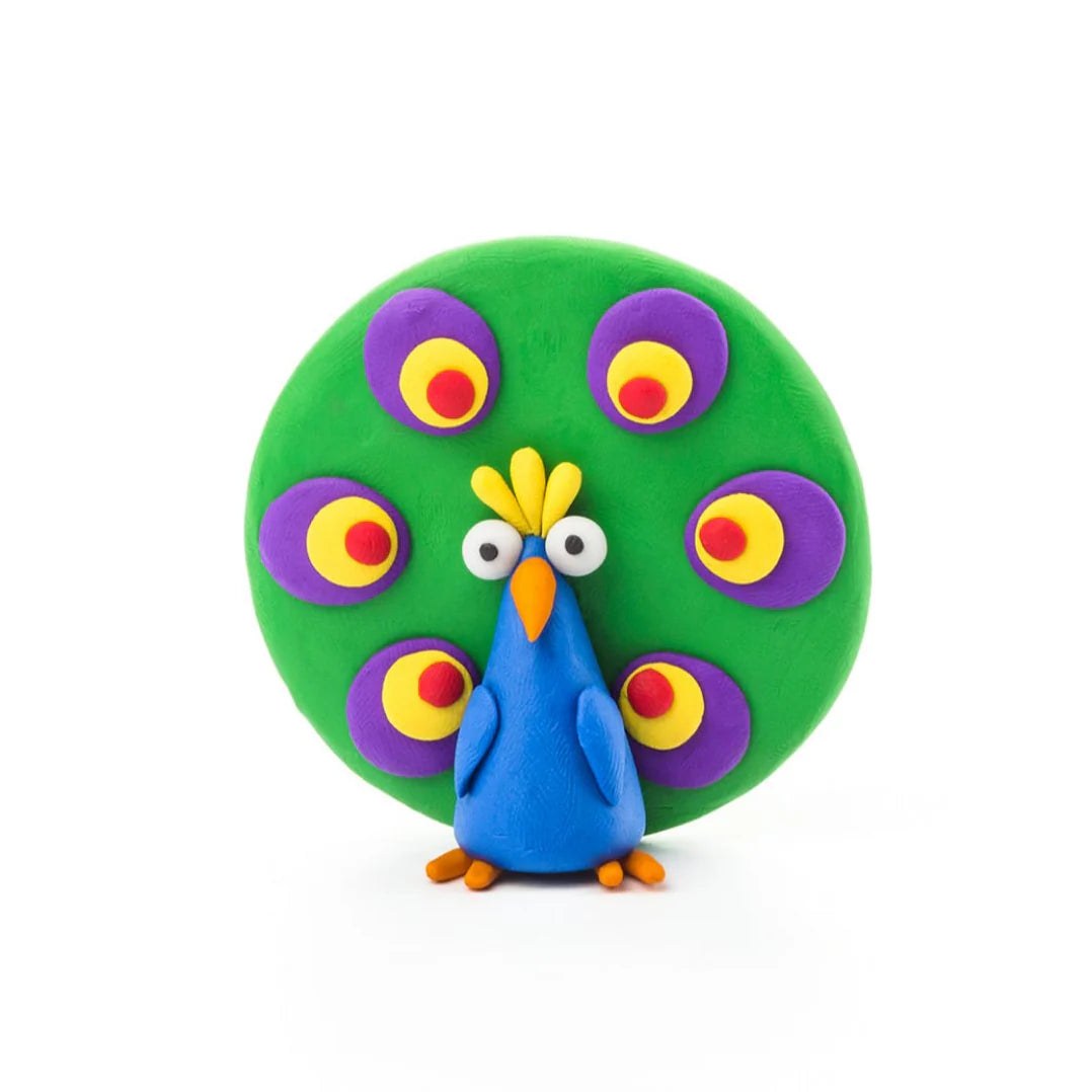 Hey Clay boetseerklei pauw met blauwe lichaam, groene veren en gele oogvlekken, frontaanzicht