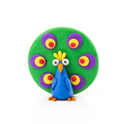 Hey Clay boetseerklei pauw met blauwe lichaam, groene veren en gele oogvlekken, frontaanzicht