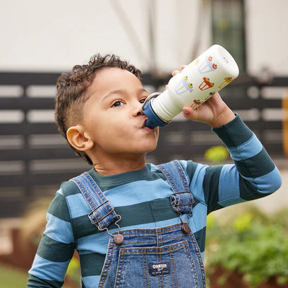 Klean Kanteen Classic 355ml sippy cup met eenhoornillustratie, door jongetje omhoog gehouden terwijl hij drinkt