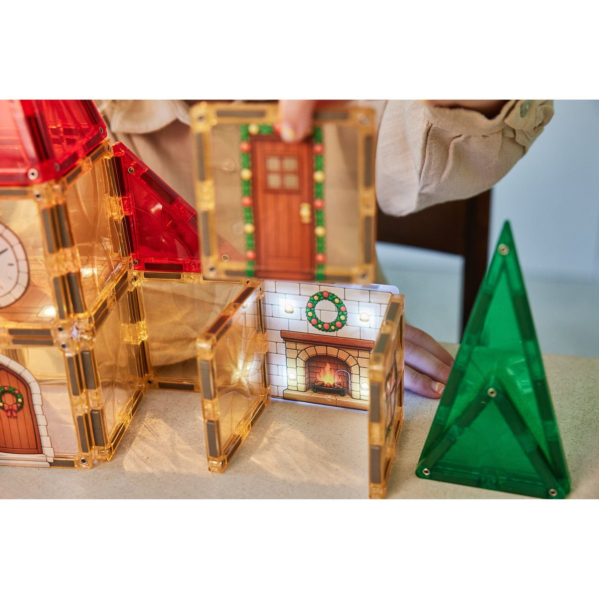 Cleverclixx Christmas Village adventskalender met verlichte magnetische tegels in opstelling: rood huis, wit huis met open haard en groene boom.