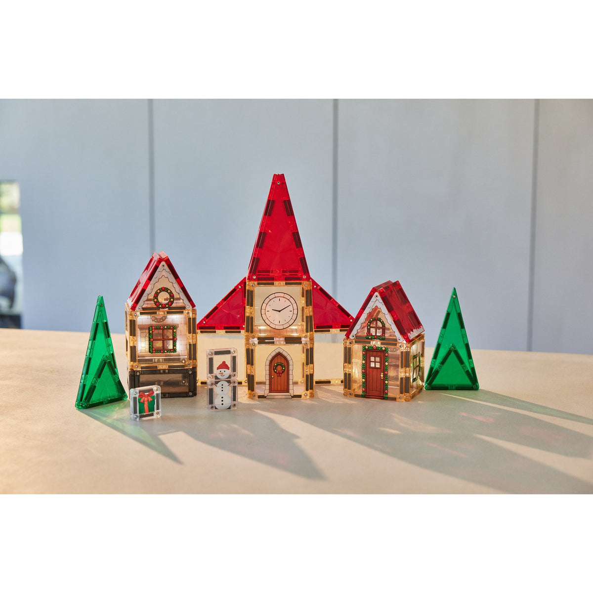 Cleverclixx Christmas Village adventskalender met verlichte magnetische tegels: volledige kerstdorpscène met kerk, huisjes en groene bomen op houten t