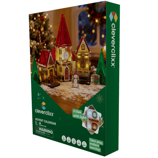 Cleverclixx adventskalender met 46 magnetische tegels: geassembleerde kerstdorpkerk met rode toits en verlichting, omringd door sneeuw en kerstbomen.