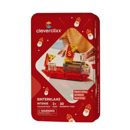 Cleverclixx magnetische tegels Sinterklaas set: rode kasteel constructie met gouden toppen en Sint-hoofd details in kinderhanden
