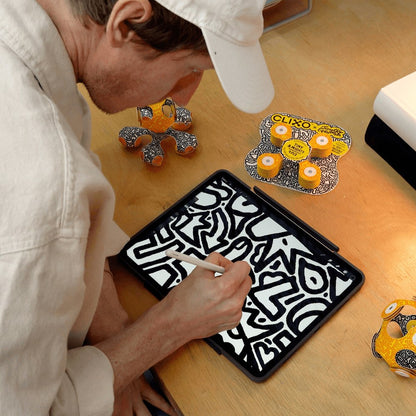 Clixo Artist Edition magnetisch speelgoed: man tekent op tablet met gekleurde bouwstukken op houten tafel