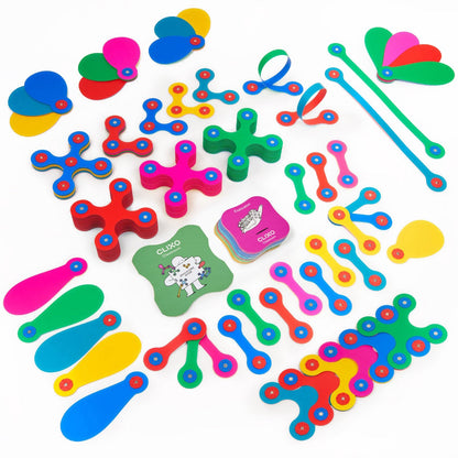 Clixo Educatie Pack magnetische bouwset met 100 gekleurde onderdelen uitgestald vanuit bovenaanzicht, inclusief verpakking