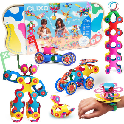 Clixo Family Pack 150 stuks magnetisch bouwspeelgoed uitgestald met alle onderdelen: gekleurde vormen, wielen, bloemen en figuren op wit.