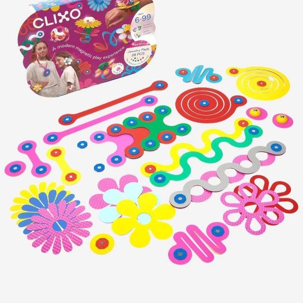 Clixo Jewelry Pack magnetisch speelgoed: 28 gekleurde onderdelen uitgestald met bloemen, ringen en armbanden op wit, inclusief verpakking.