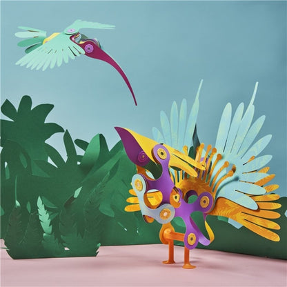 Clixo Tropical Birds Pack magnetisch bouwspeelgoed: gekleurde vogels (toekan en kolibri) in 3D-opstelling met groene planten en bloemen op roze onderg