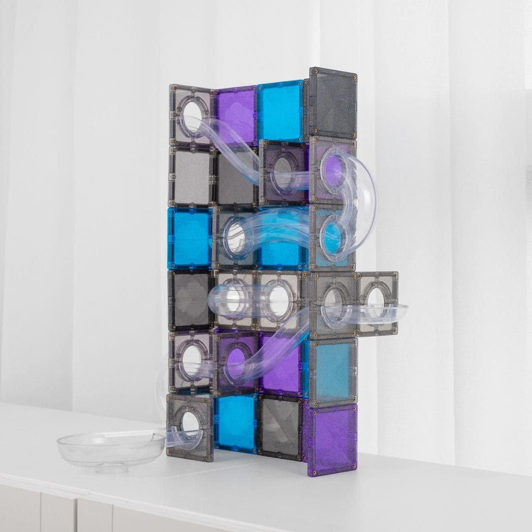 Connetix Ball Run Galaxy knikkerbaan met 61 magnetische tegels in blauw, paars en grijs, opgesteld als verticale constructie met transparante loopbane