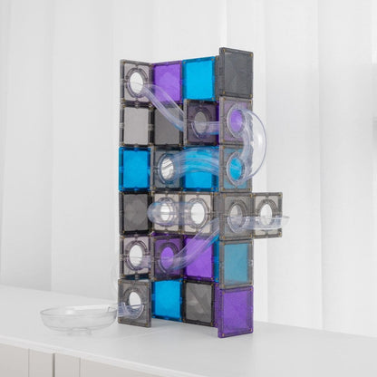 Connetix Ball Run Galaxy knikkerbaan met 61 magnetische tegels in blauw, paars en grijs, opgesteld als verticale constructie met transparante loopbane
