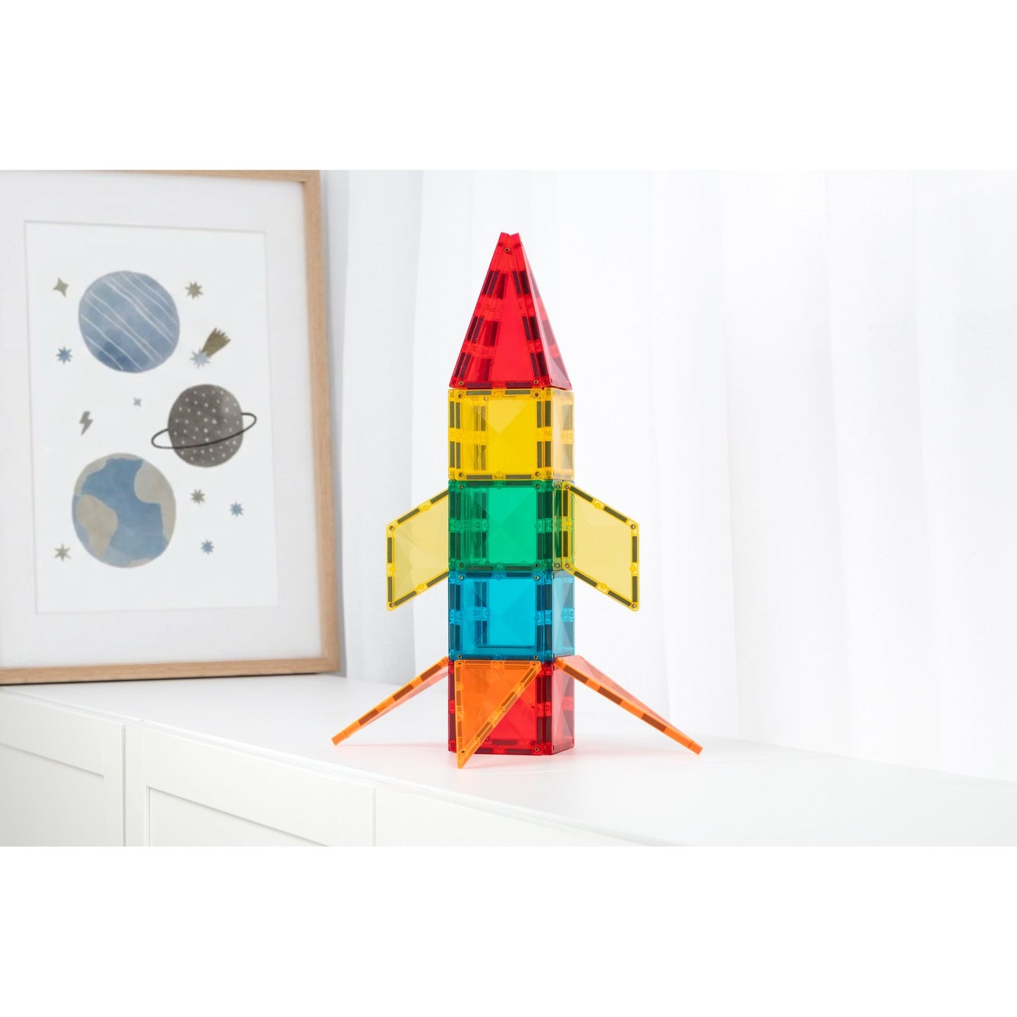 Connetix Light Rocket Pack: gekleurde magnetische bouwstenen in raketafmetingen met gele vleugels en rode puntTop.