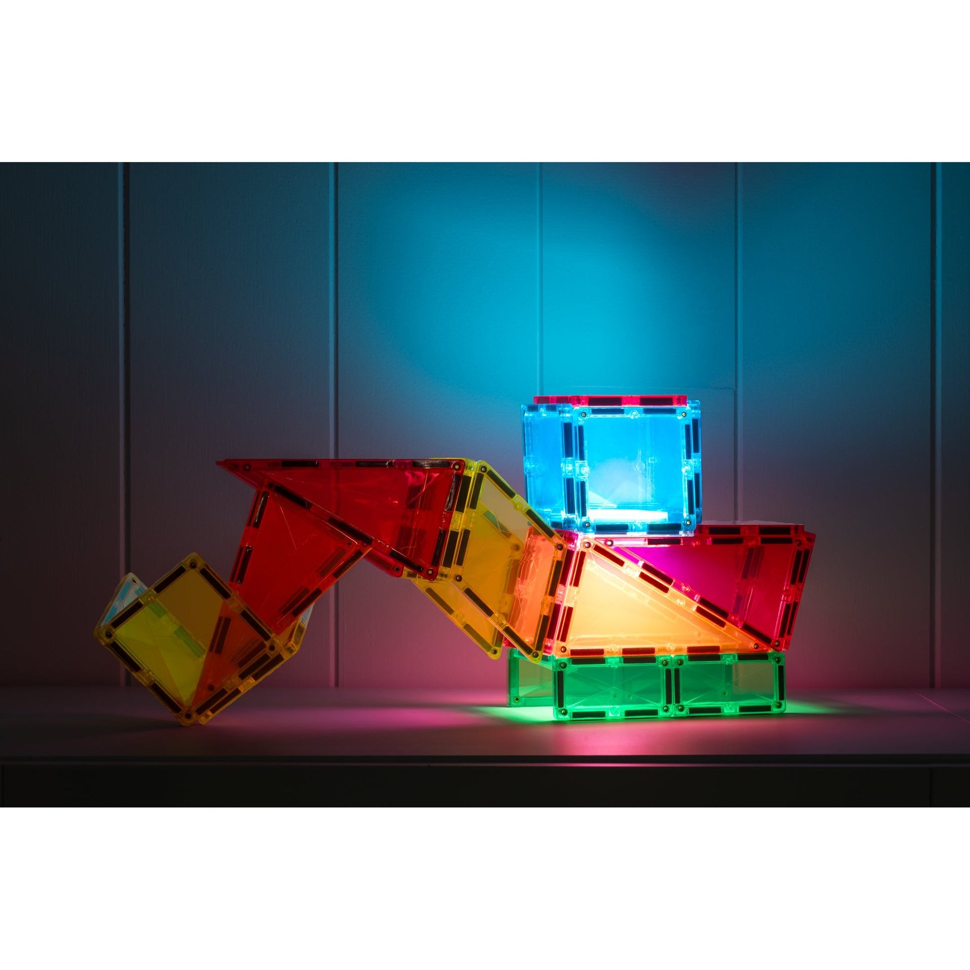Connetix Light Rocket Pack – 30 magnetische tegels in diverse kleuren, gestapeld in dynamische compositie met verlichte blokken