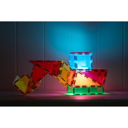 Connetix Light Rocket Pack – 30 magnetische tegels in diverse kleuren, gestapeld in dynamische compositie met verlichte blokken