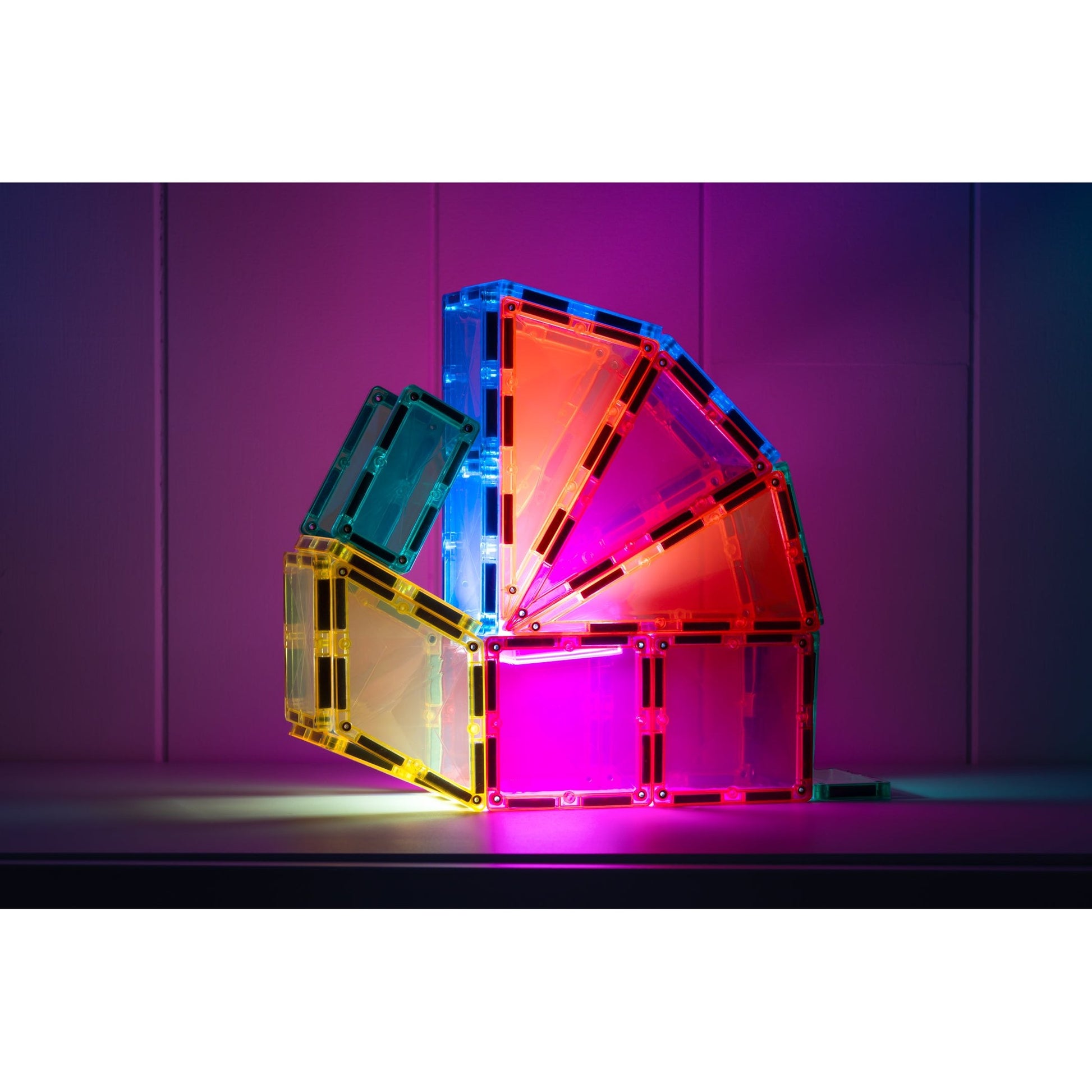 Connetix Light Rocket Pack 30-delige magnetische bouwset met gekleurde verlichte tegels in huisvorm vanaf schuin perspectief