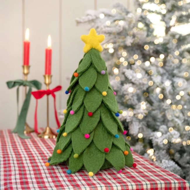 Sjaal met Verhaal groene vilt kerstboom decoratie met multicolor ballen, gele ster en kaarsen op geruite tafelkleed