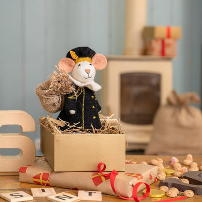 Sjaal met Verhaal Hoofdpiet muis decoratie: handgemaakte vilten piet in zwart jasje zit in kartonnen doos met cadeauverpakking