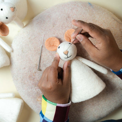 Sjaal met Verhaal Muis Hoofdpiet - close-up van handpop wordt bespeeld met naald voor detailwerk