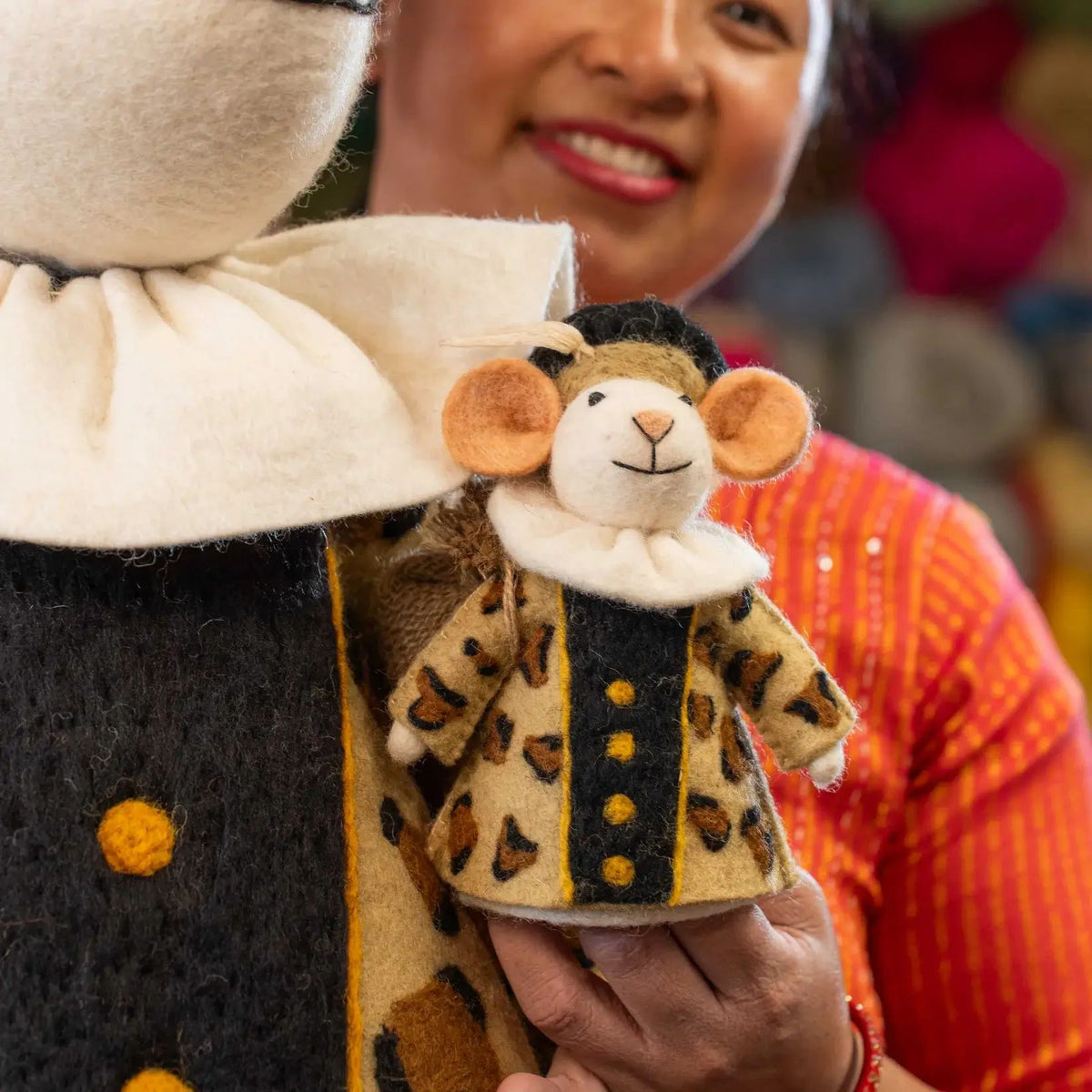 Sjaal met Verhaal decoratie muis Panterpiet van wolvilt met panterprint jas, held in hand met persoon op achtergrond