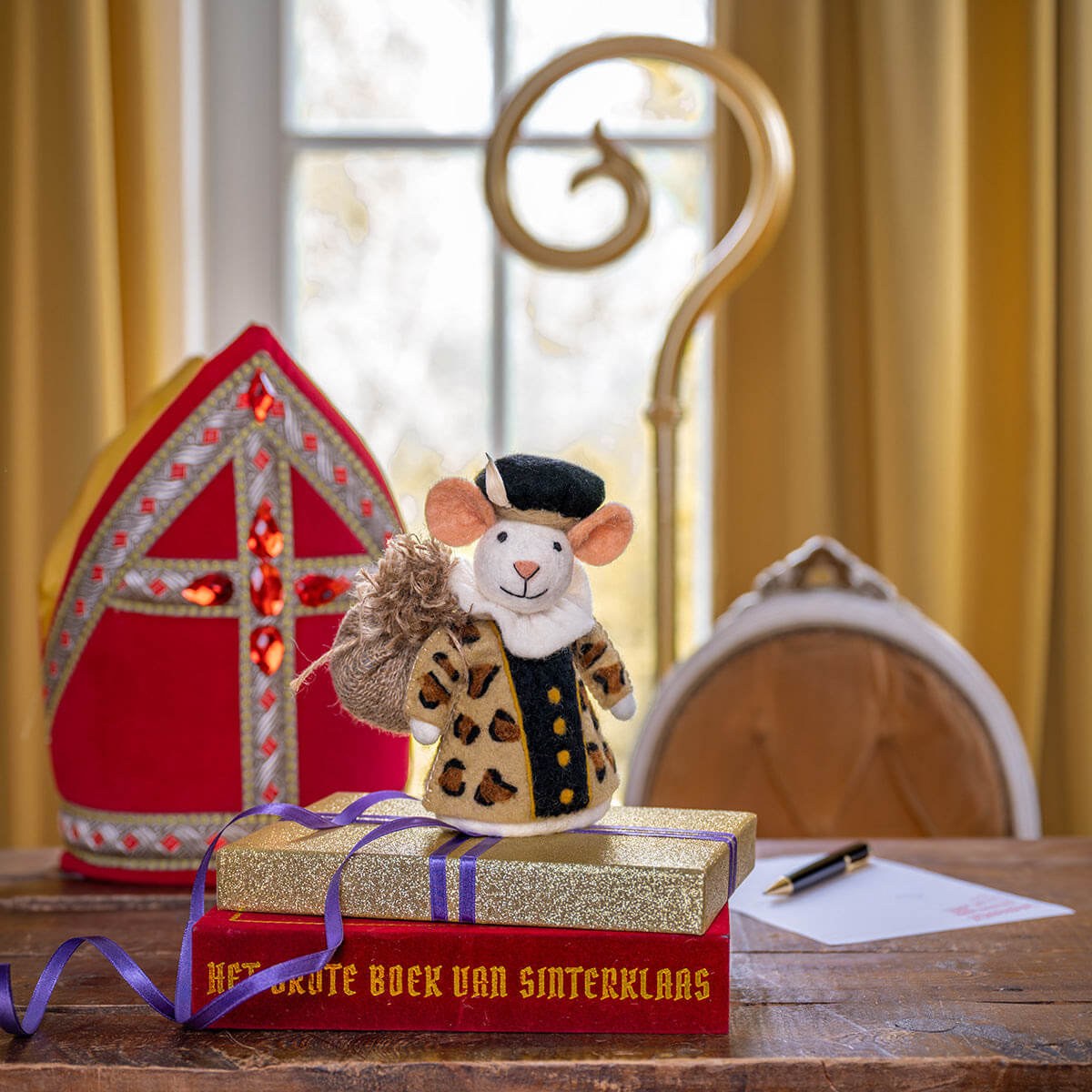 Sjaal met Verhaal decoratie muis Panterpiet van wolvilt op gestapelde cadeaudozen voor gipsen huis en spiegel