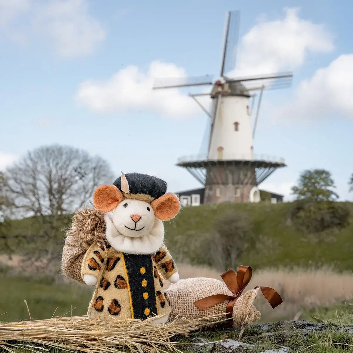 Sjaal met Verhaal decoratie muis Panterpiet van wolvilt met panterprint jas, fotografeerd voor Nederlandse windmolen