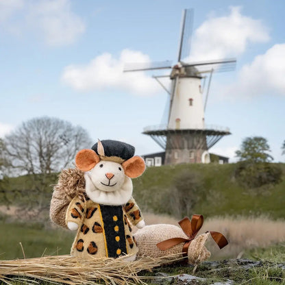 Sjaal met Verhaal decoratie muis Panterpiet van wolvilt met panterprint jas, fotografeerd voor Nederlandse windmolen