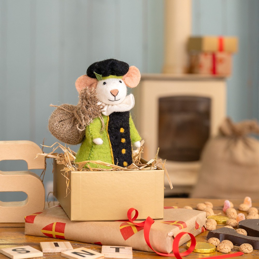 Sjaal met Verhaal decoratie muis Piet Groen in geschenkdoos met sinterklaasaccessoires