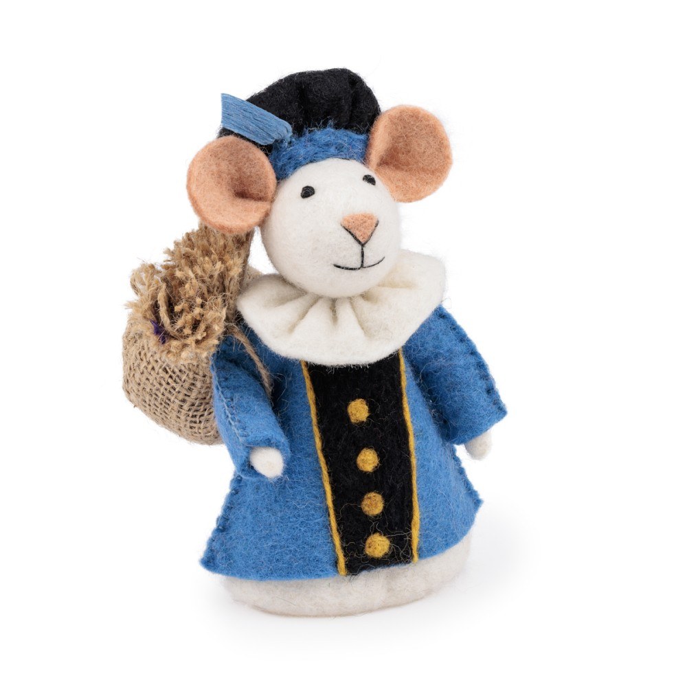 Sjaal met Verhaal vilten pietermuis in blauw jasje, frontaal gefotografeerd met jute zak over de schouder