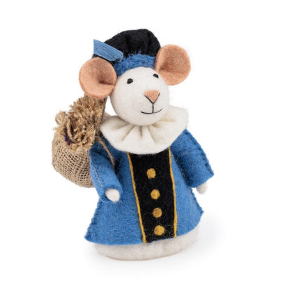Sjaal met Verhaal vilten pietermuis in blauw jasje, frontaal gefotografeerd met jute zak over de schouder