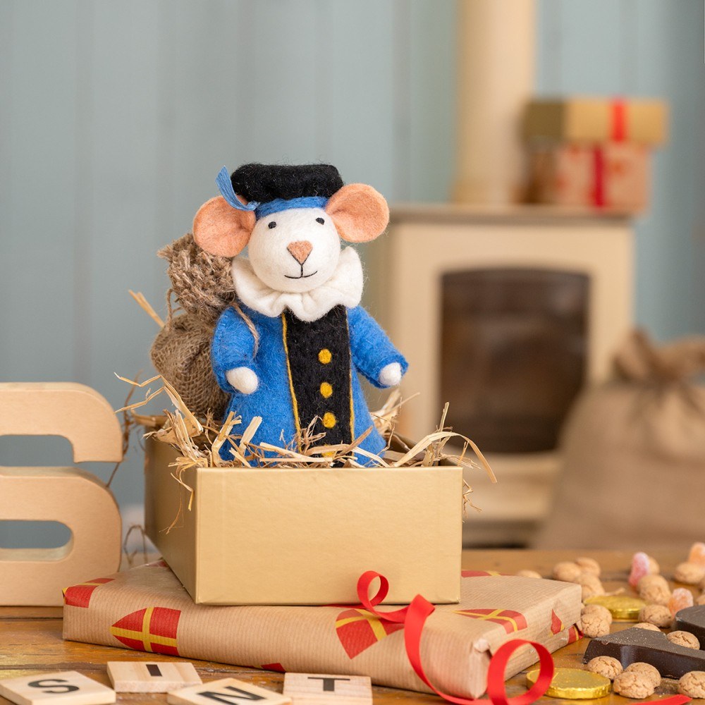 Sjaal met Verhaal decoratie muis in blauwe jas, zittend in kartonnen doos met stro en cadeaupapier