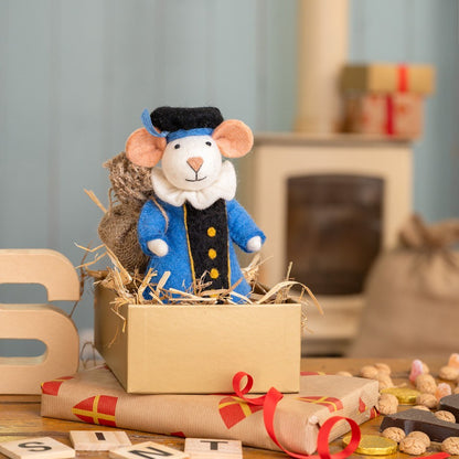 Sjaal met Verhaal decoratie muis in blauwe jas, zittend in kartonnen doos met stro en cadeaupapier