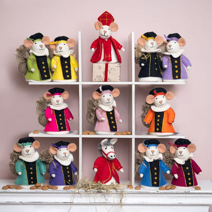 Sjaal met Verhaal Pietermuis collectie: complete set gekleurde decoratiemussen in Pietenoutfits op witte wandplank