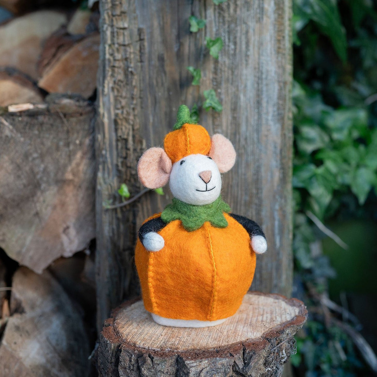 Sjaal met Verhaal decoratie muis pompoen: vilten muisje in oranje pompoenjurk op houten schijf, zijaanzicht.